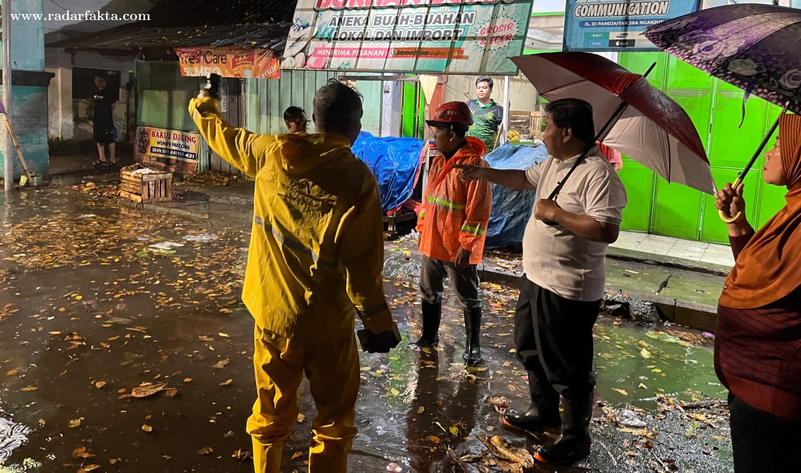 Tanggap Cepat, Bupati Nganjuk Turun Langsung ke Lokasi Banjir Pasar Wage