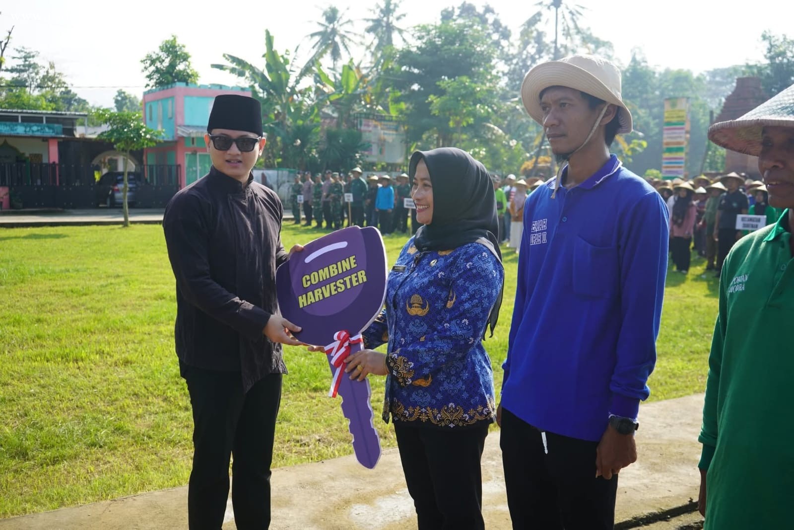 Wujud Dukungan Ketahanan Pangan, Mas Ipin Serahkan Alsintan dan Apresiasi Petani Trenggalek