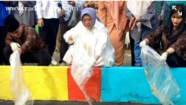 Fatma Saifullah Yusuf Tebar Benih Ikan di Trenggalek, Apresiasi Program Kinasih