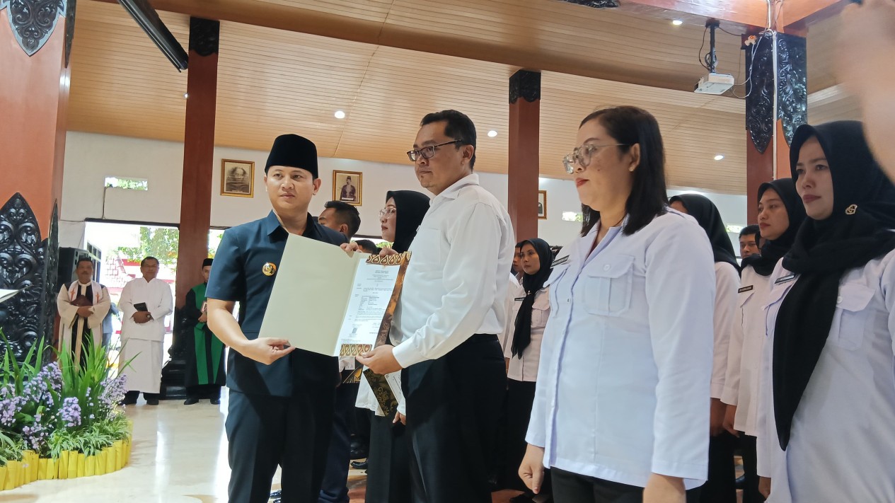 Bupati Trenggalek Lantik 992 CASN dan PPPK, Pesan \"Duta Pembangunan\" untuk Kemajuan Daerah